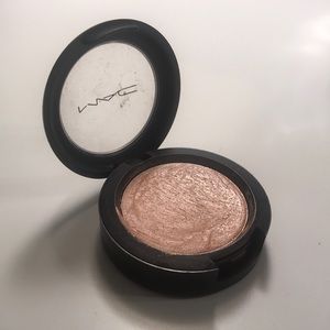 MAC Creme Colour Base in ‘Hush’